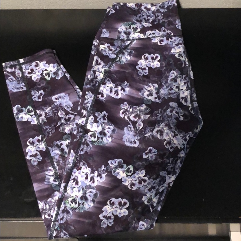 Like New! Pretty Pansy Print Leggings